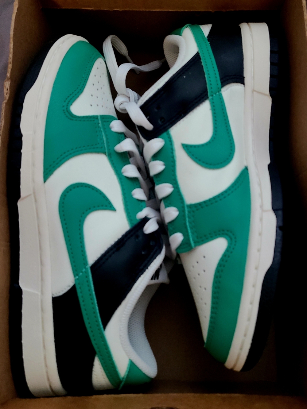 Nike Dunks Women's 7 Low-Top Sneakers in Green, White & Black
